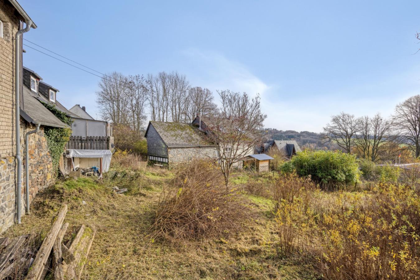 Grundstück rückwärtig