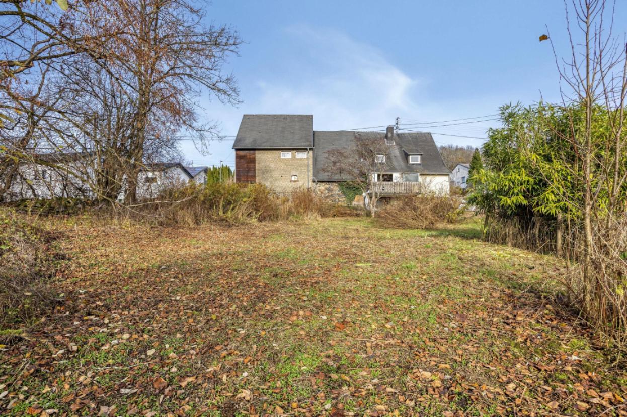 Grundstück rückwärtig