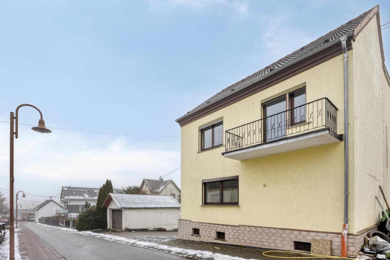 Straßenansicht seitlich rechts