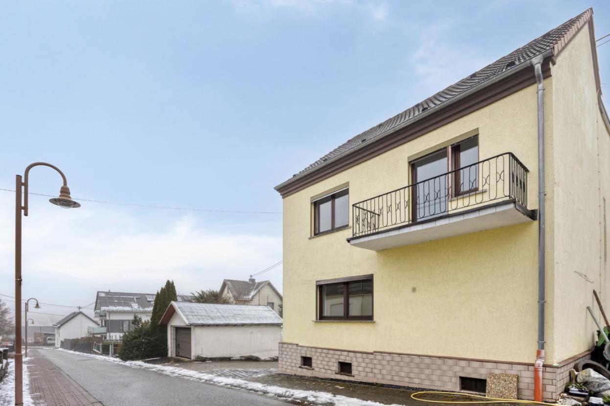 Straßenansicht seitlich rechts