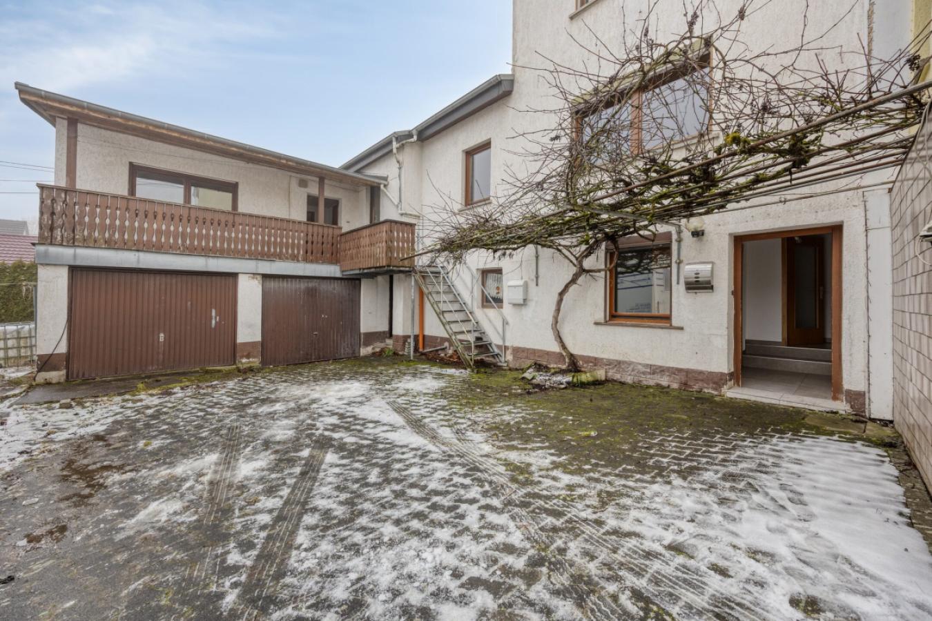 Hintere Wohneinheit mit Garagen & Hof