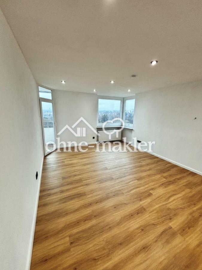 Wohnzimmer mit Balkon