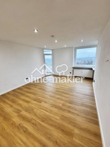 Wohnzimmer mit Balkon