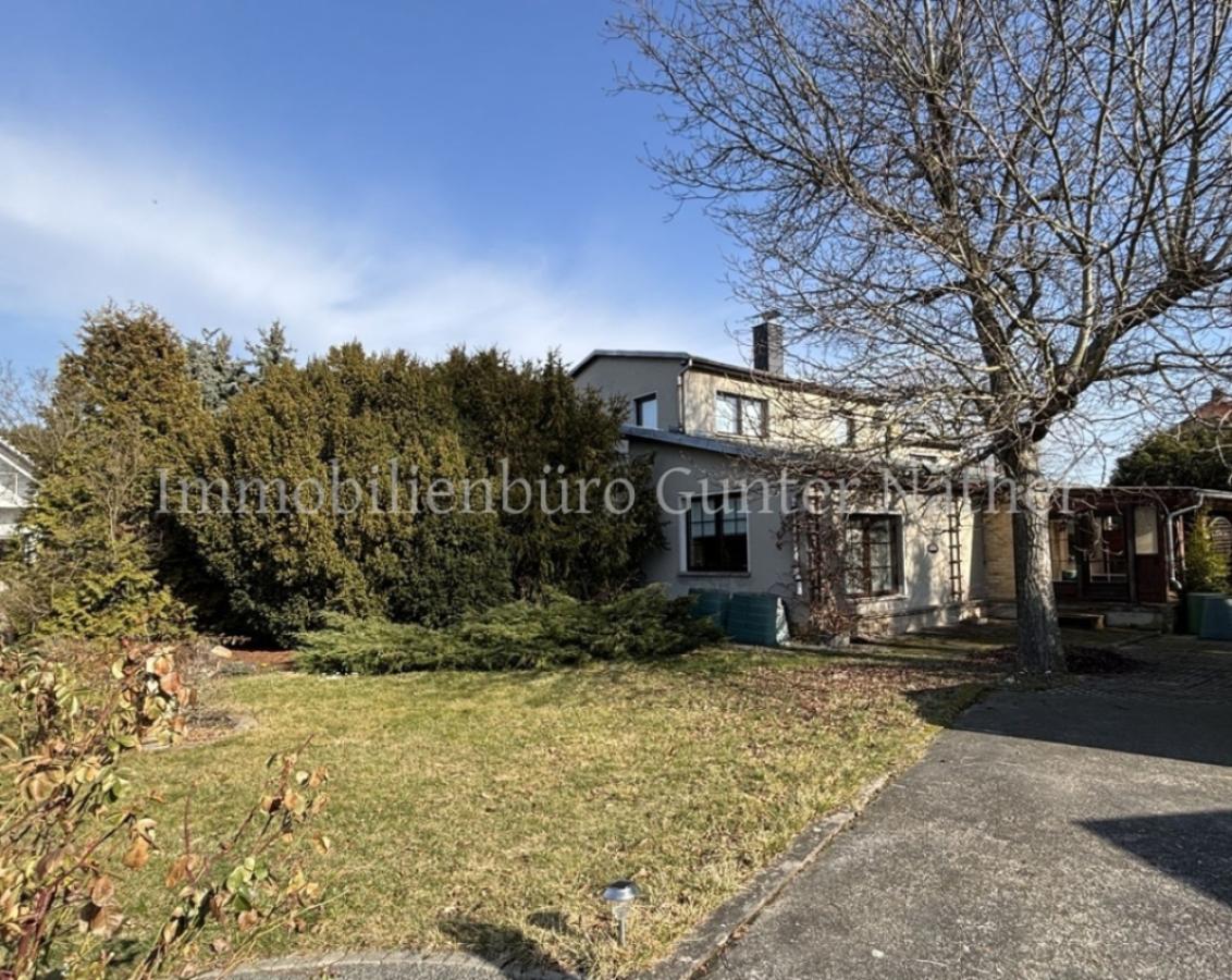 Blick vom Garten zum Haus