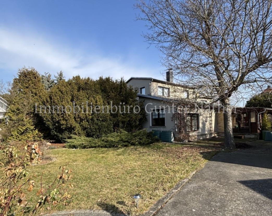 Blick vom Garten zum Haus