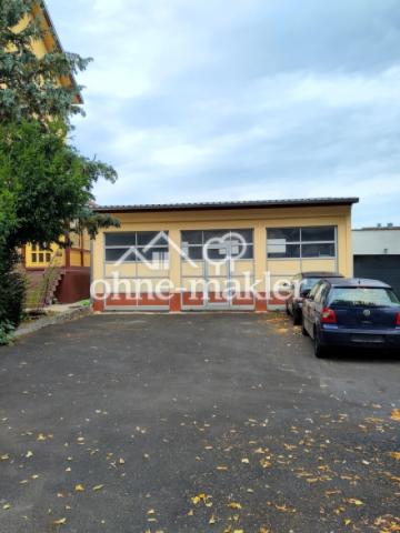 Halle rechts neben dem Haus