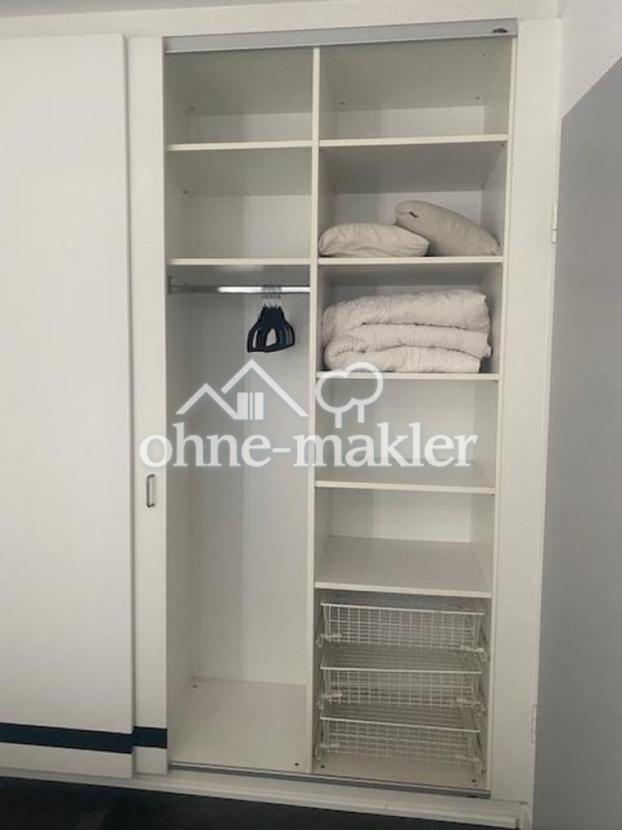 großer Kleiderschrank