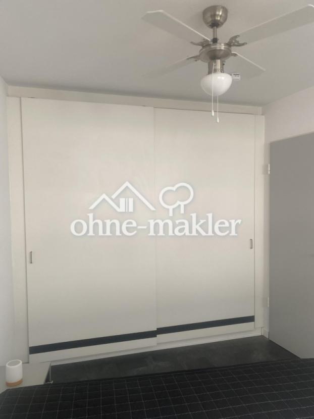 großer Kleiderschrank