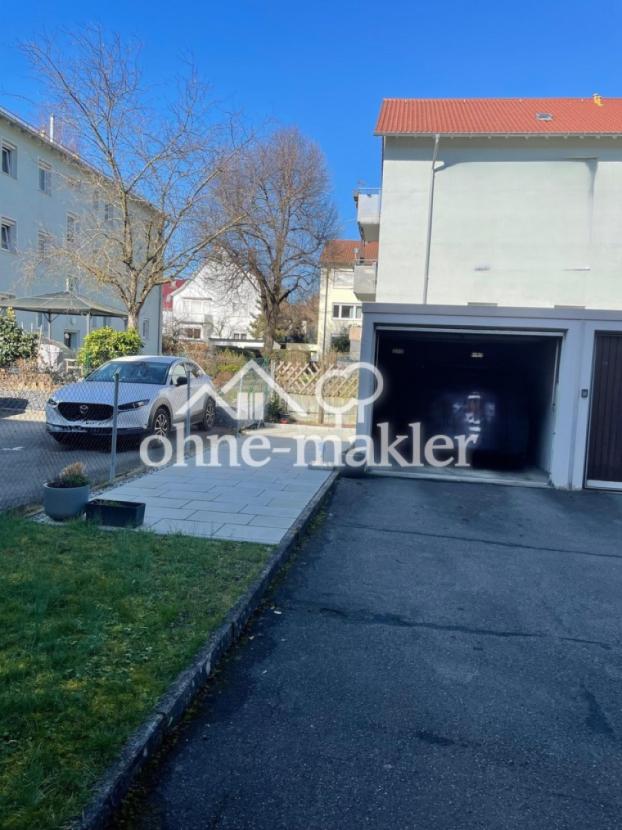 Garten und rechts die Garage