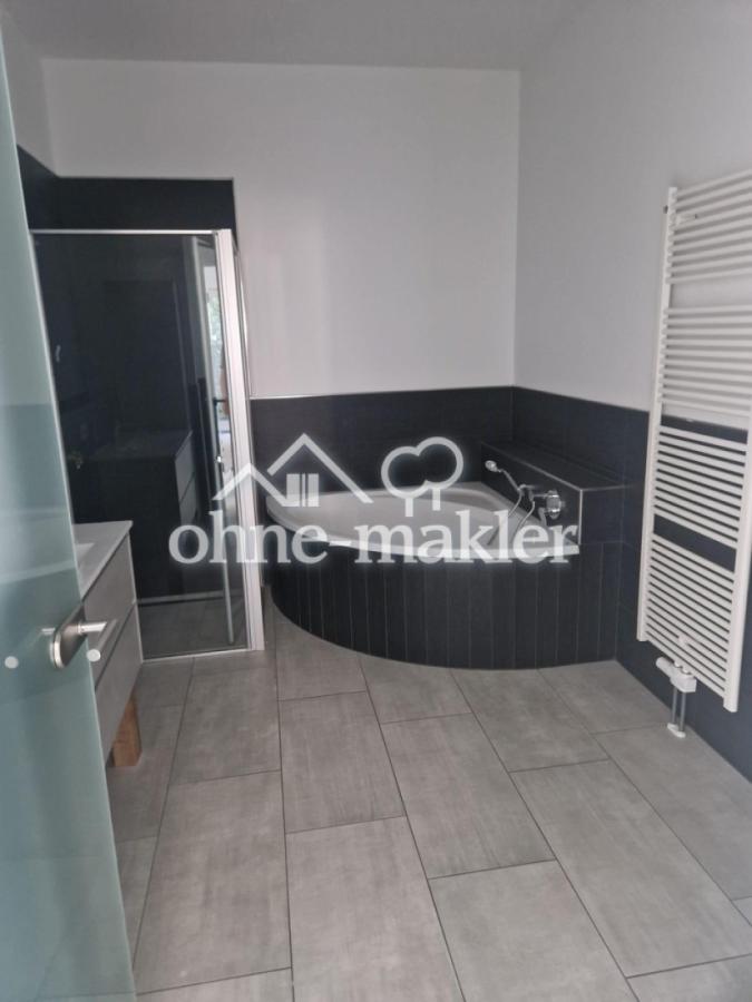 Grosses Bad mit Badewanne 