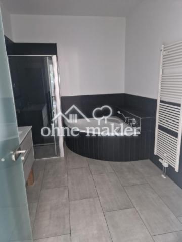 Grosses Bad mit Badewanne 