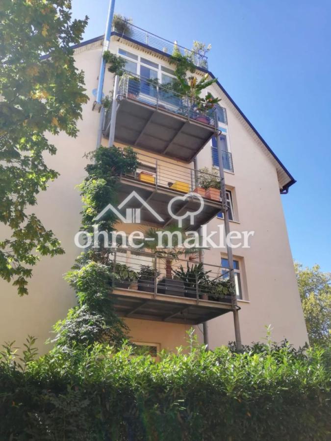 Hausansicht mit Balkon