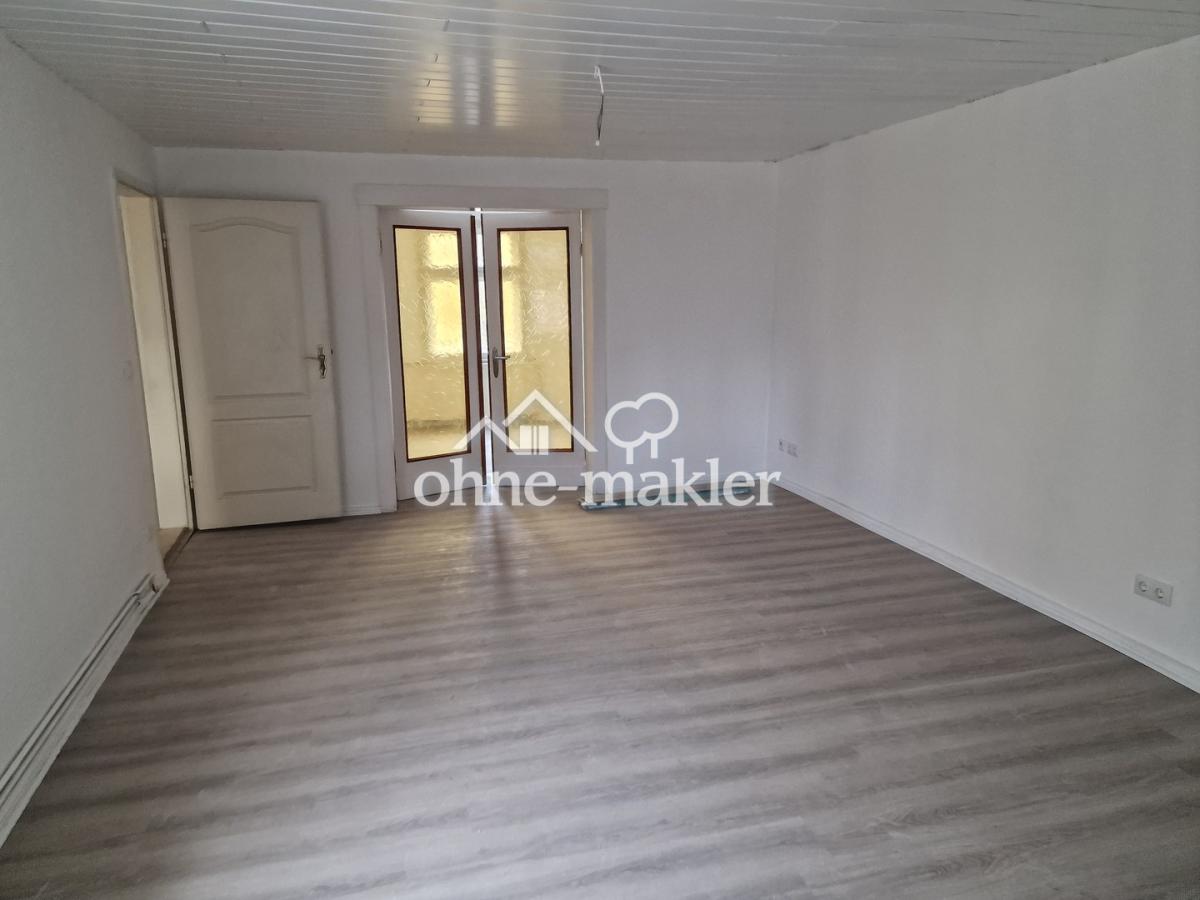 Wohnzimmer mit Glastür 