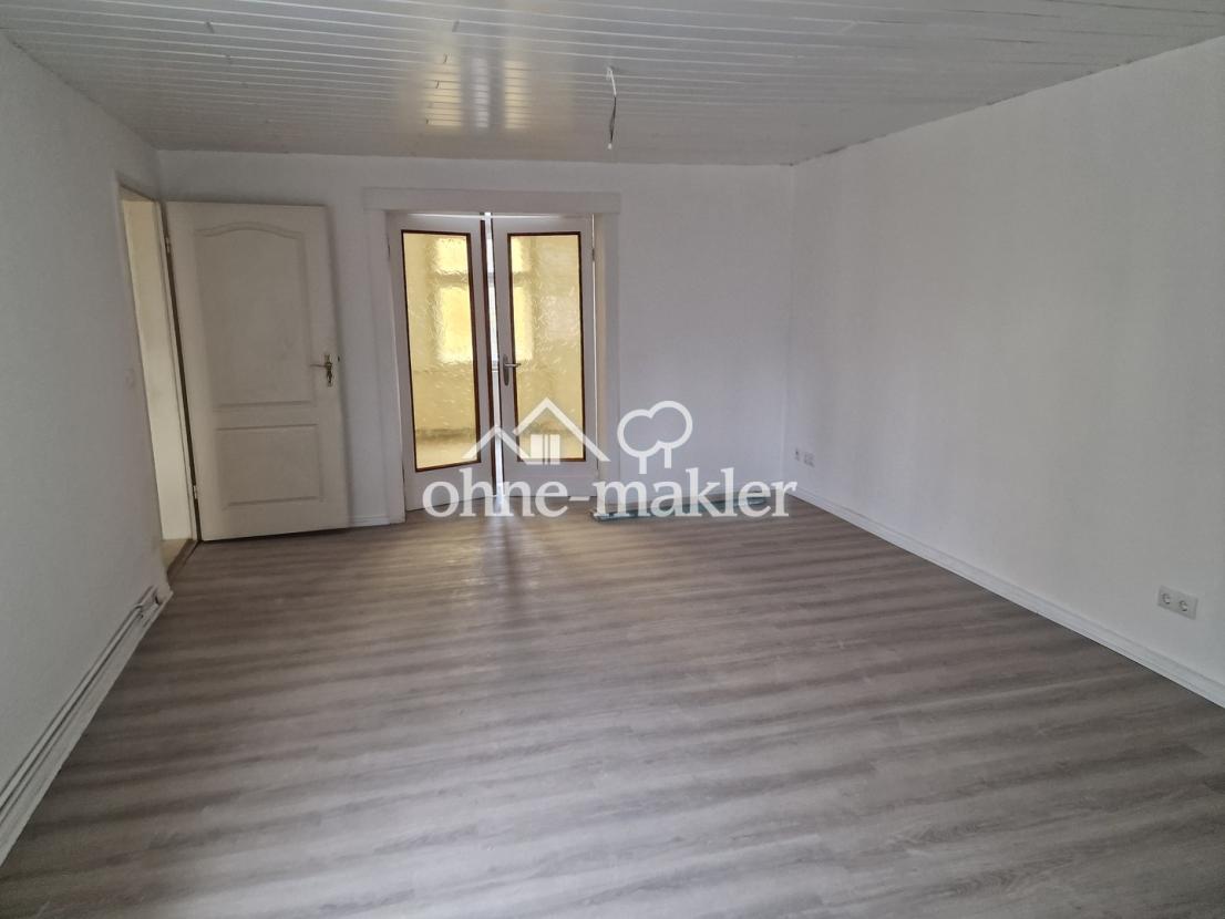 Wohnzimmer mit Glastür 