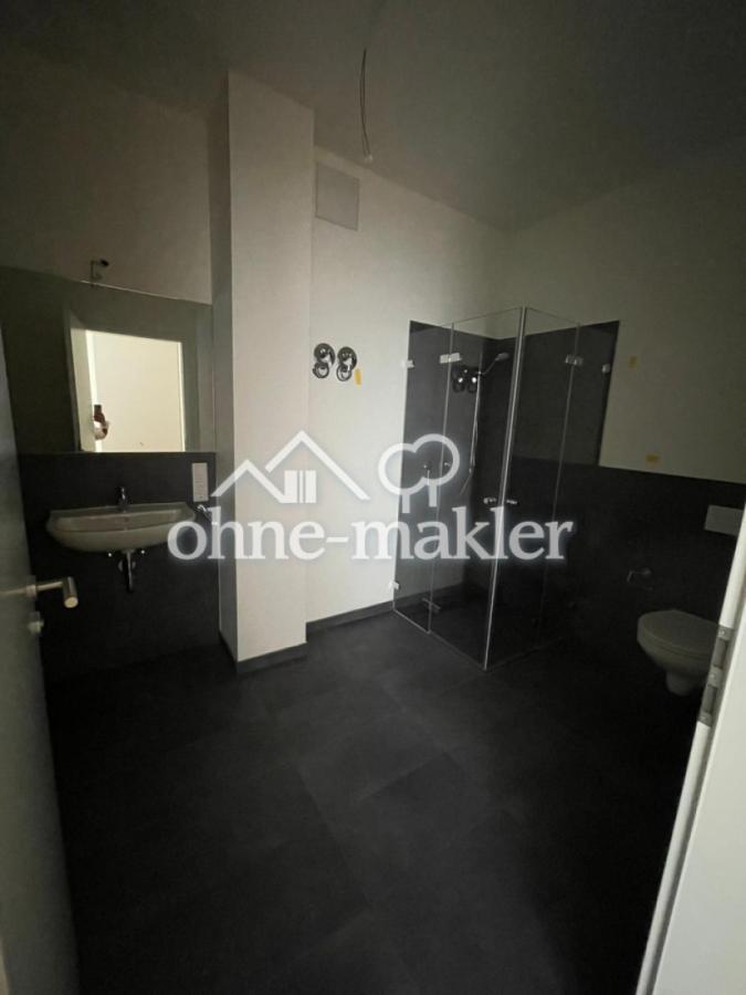 Bad mit Dusche und Badewanne