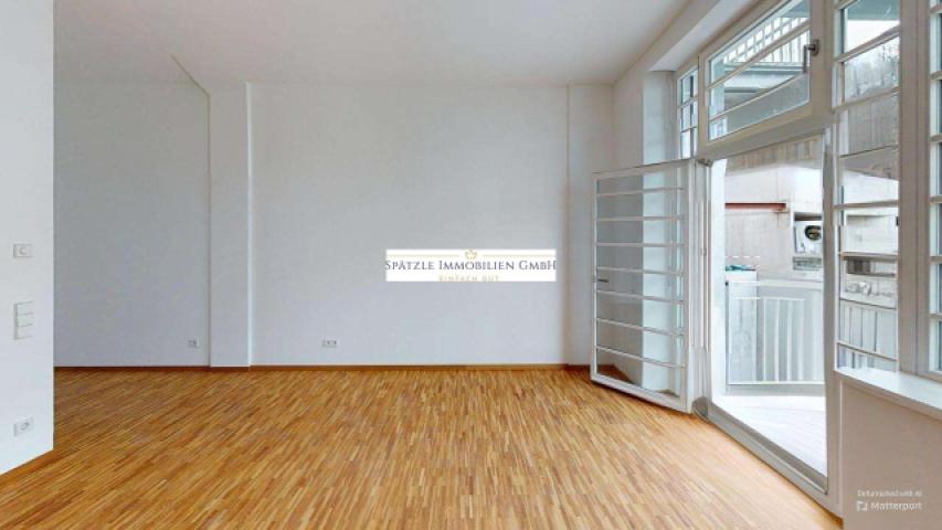 Wohnzimmer mit Zugang zum Balkon