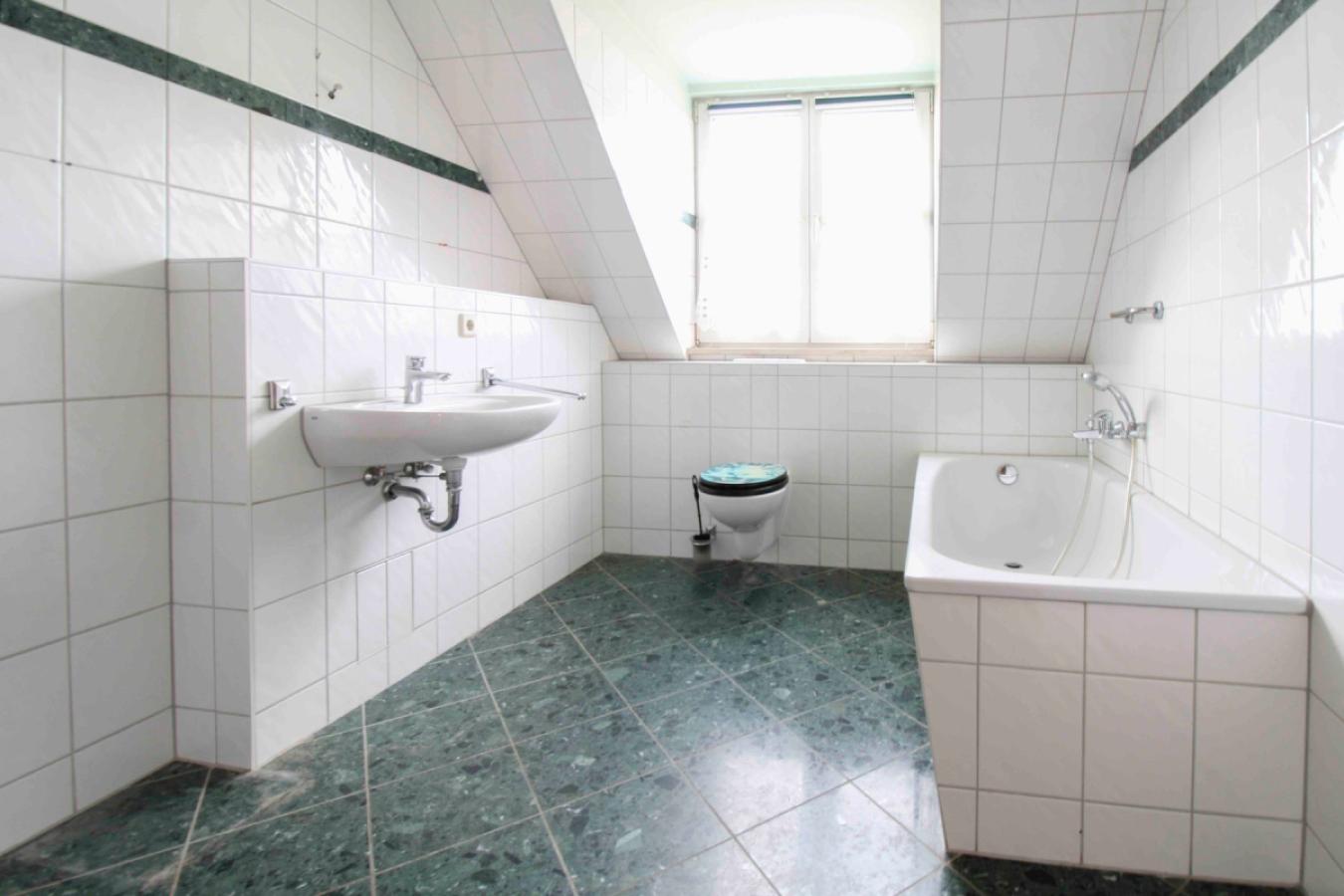 Badezimmer Ansicht 01