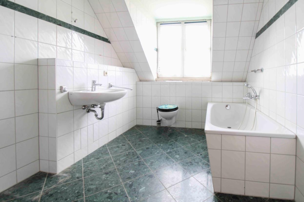 Badezimmer Ansicht 01