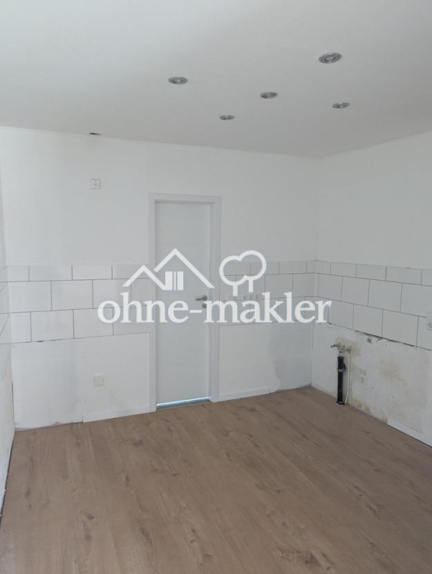 Küche mit Blick zur Bad Tür