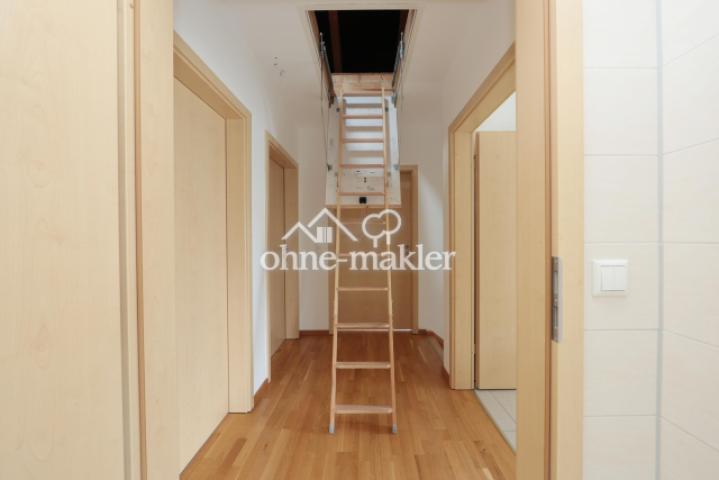 Flur mit Treppe zum Dachboden