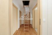 Flur mit Treppe zum Dachboden