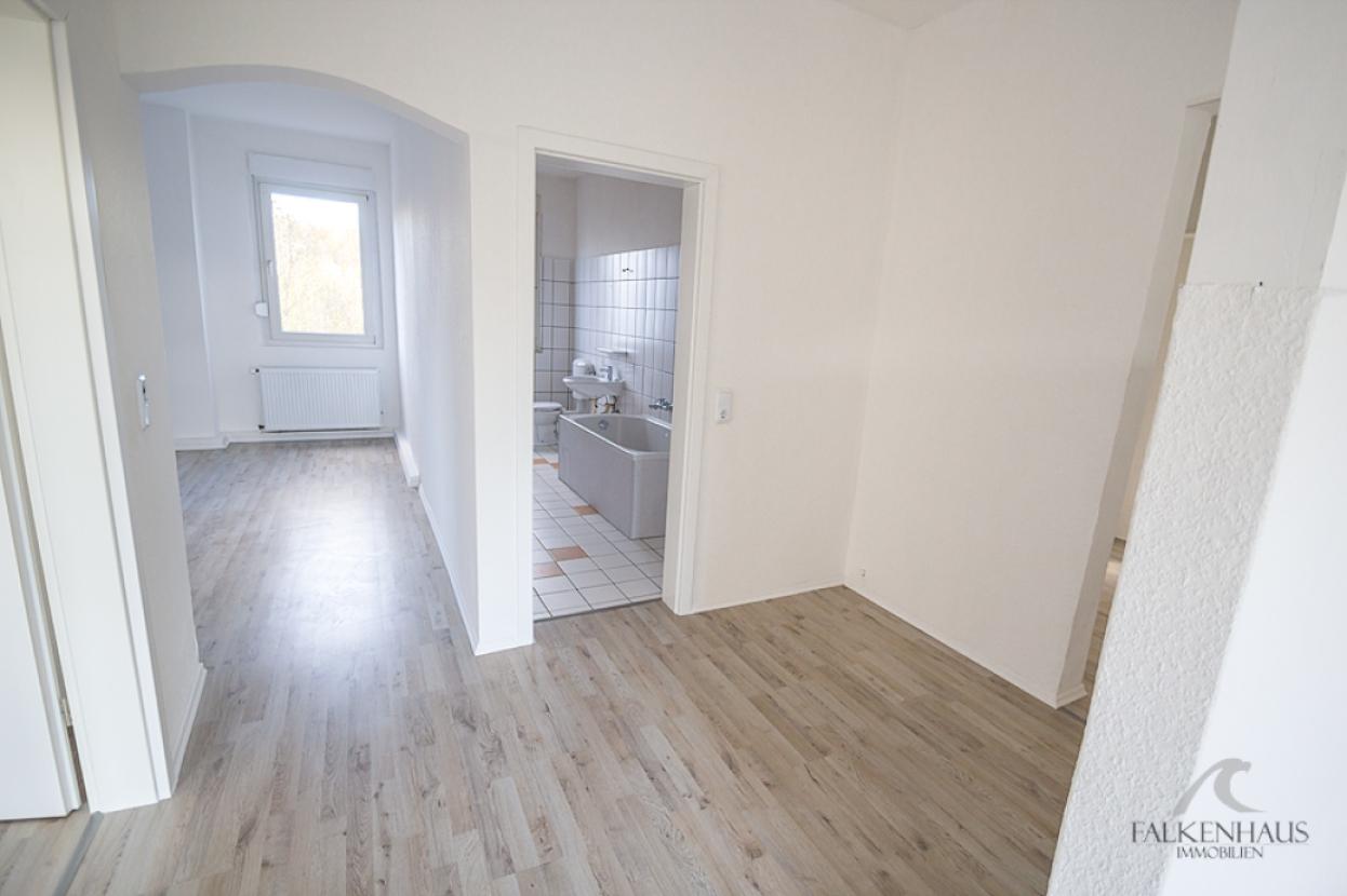 Diele Blick Wohnraum und Bad