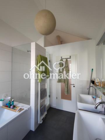 Badewanne mit Stehdusche