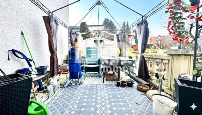 Terrasse hinter dem Haus