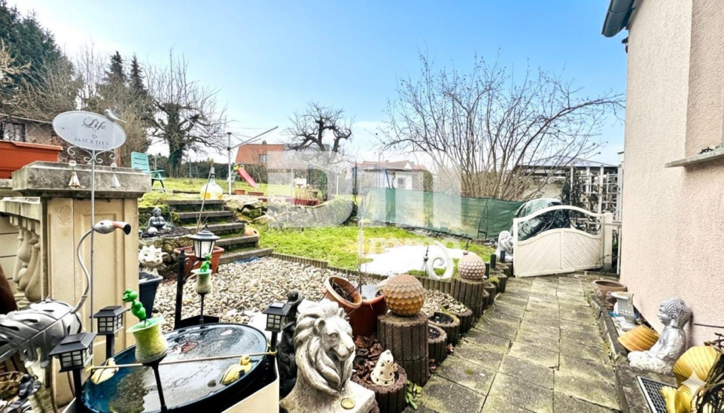 Gartenbereich hinter dem Haus