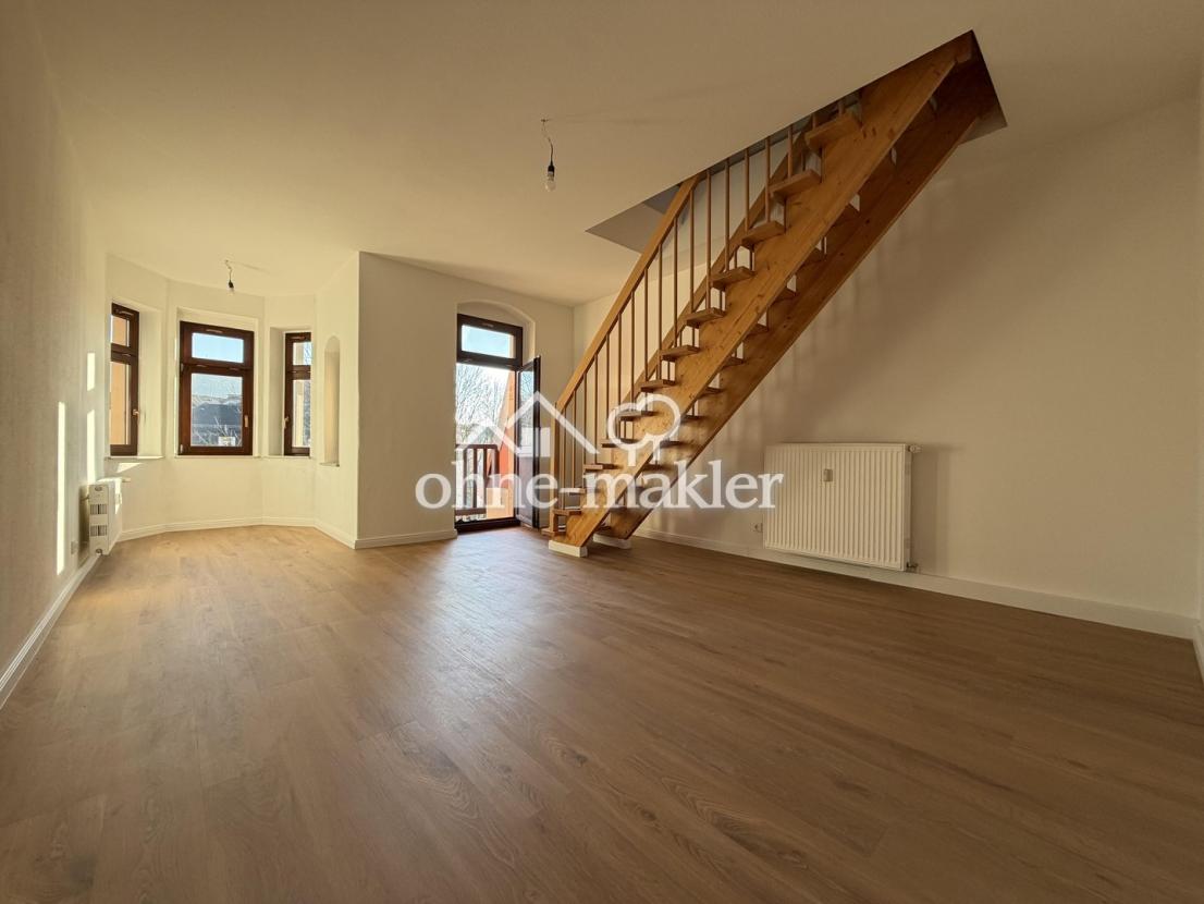 Wohnzimmer mit Treppenaufgang