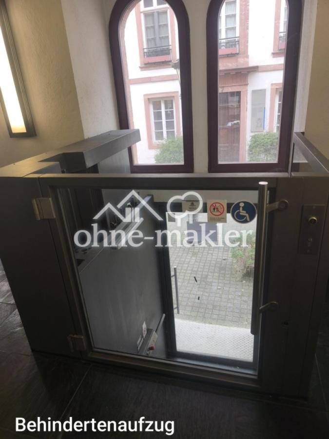 Behindertenaufzug zur Strasse