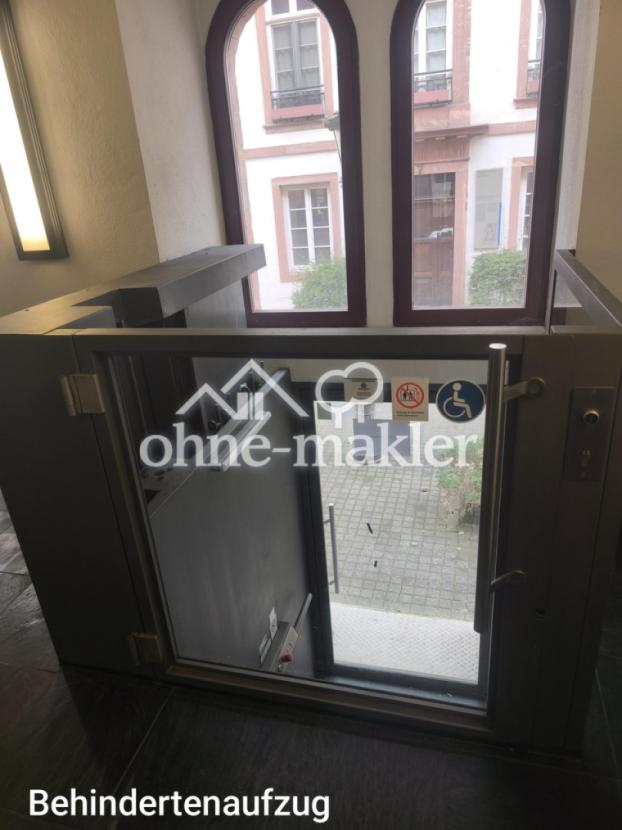 Behindertenaufzug zur Strasse