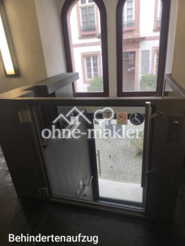 Behindertenaufzug zur Strasse