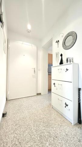 Flur mit Blick auf die Wohnungstüre