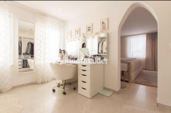 Ankleidezimmer im Schlafzimmer