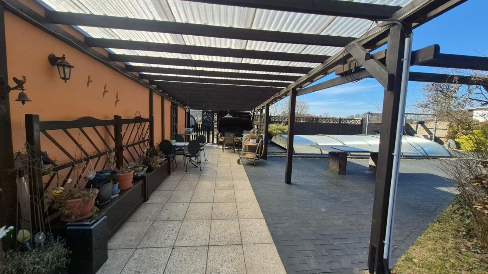 Nebengebäude und Poolbereich