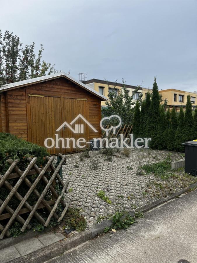 Garage mit Zufahrt Gartenseite