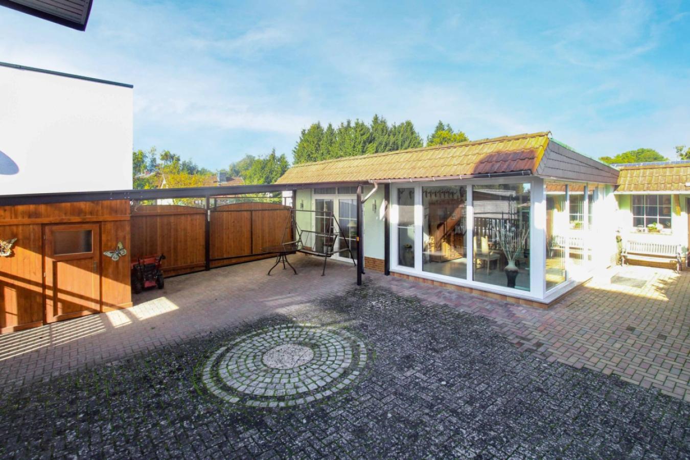 Terrasse und Nebengebäude