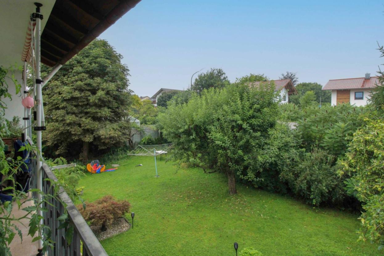 Blick in den Garten von Balkon OG