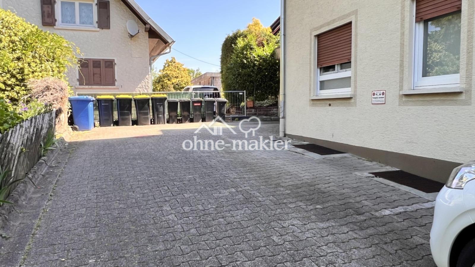 Hof mit Stellplätzen