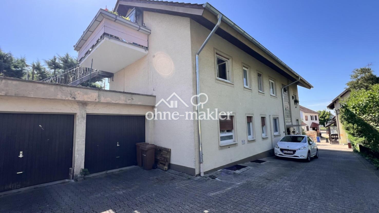 Hof mit Stellplätzen