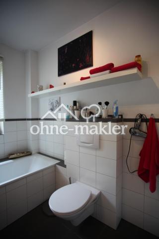 Großes Bad mit Wanne und Dusch