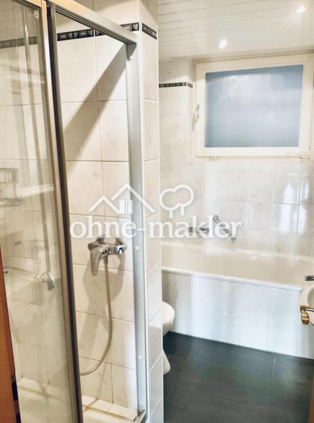 Badezimmer mit Dusche