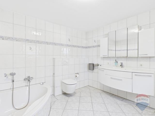 Badezimmer im Erdgeschoss