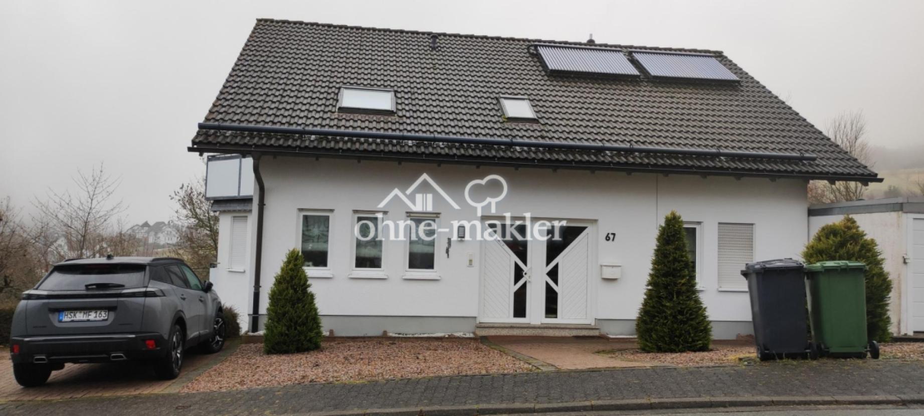 Hausansicht mit Stellplatz 