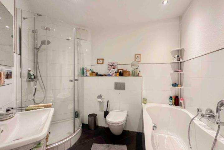 Badezimmer mit Dusche & Wanne
