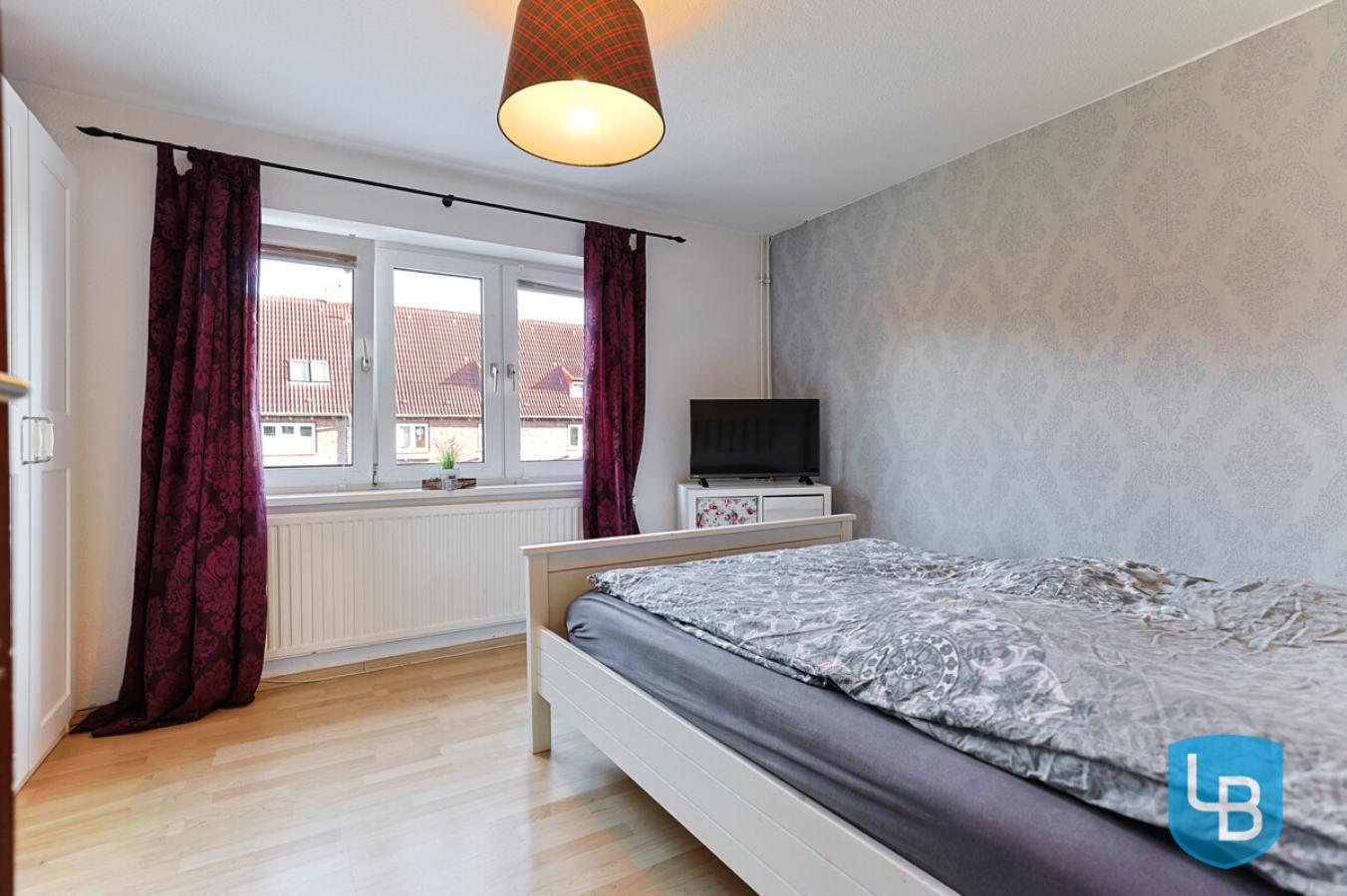 Schlafzimmer mit Blick in Garten