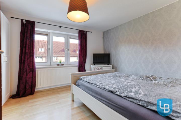 Schlafzimmer mit Blick in Garten