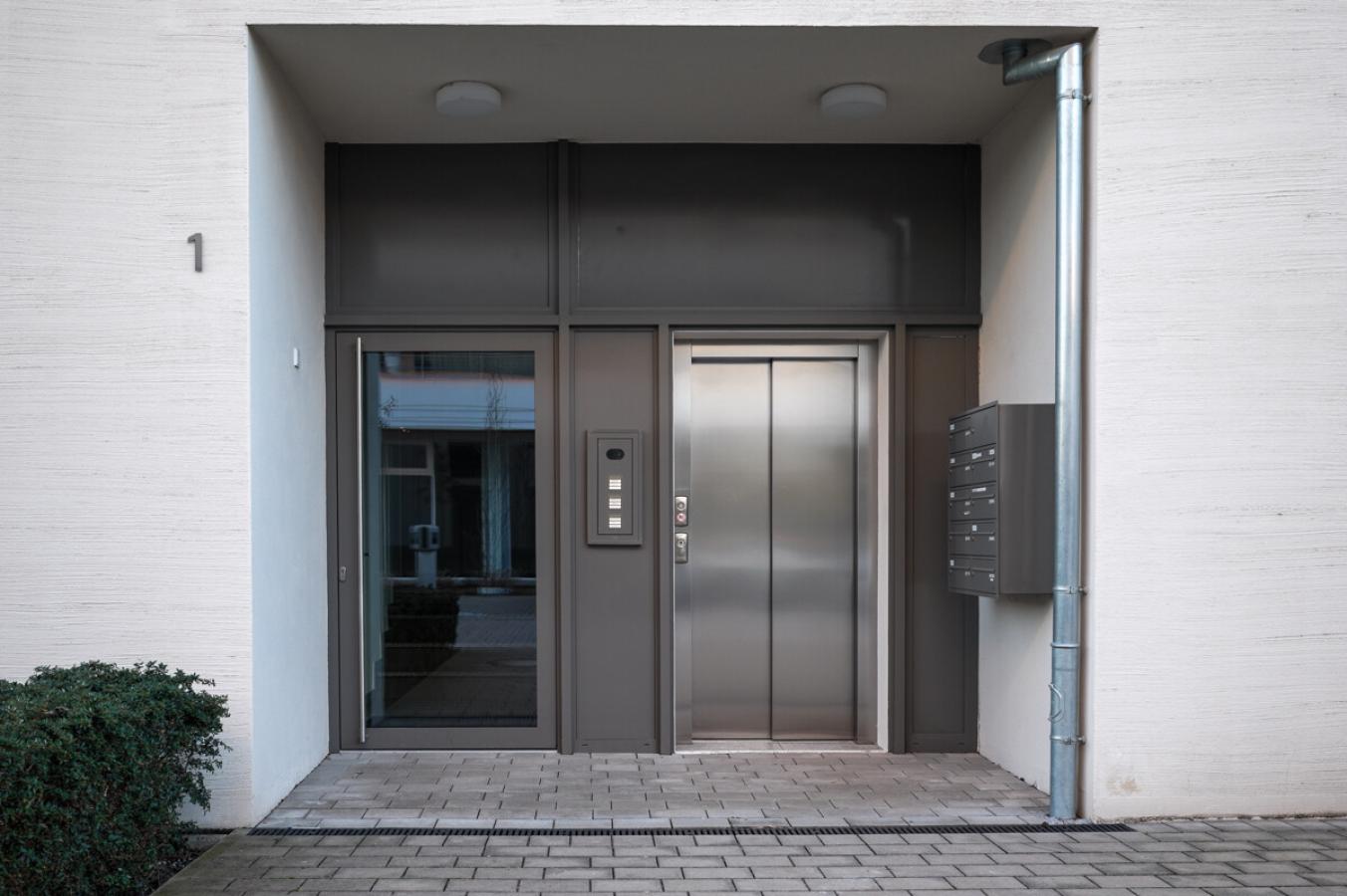 Hauseingang und Fahrstuhl