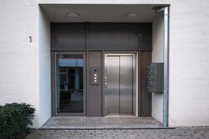 Hauseingang und Fahrstuhl